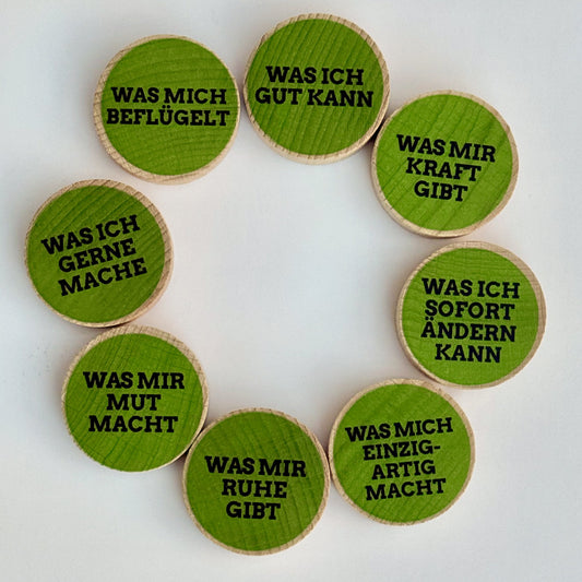 8 Ressourcen-Fragen auf Holzsteinen für die Ressourcendusche im Leinenbeutel