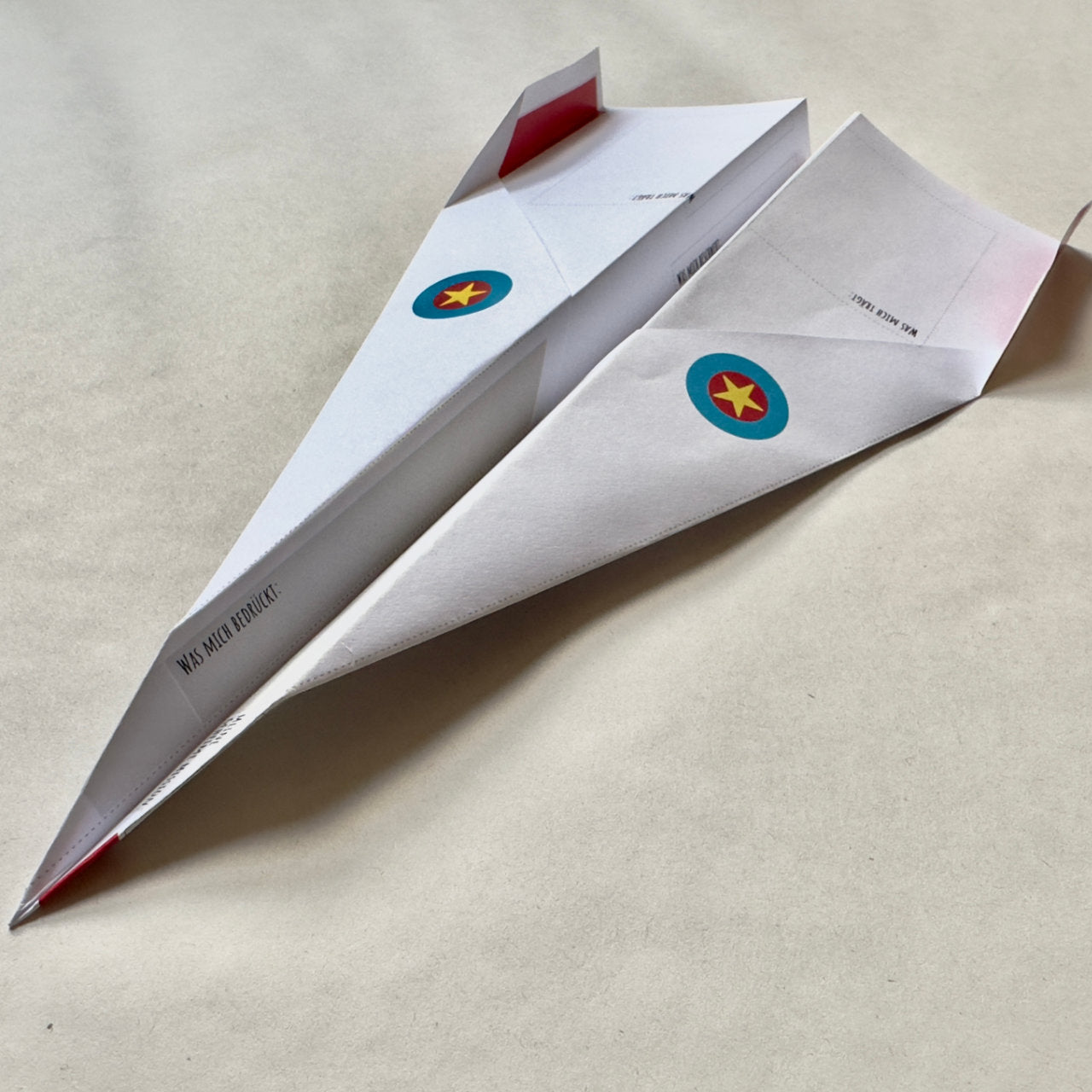 Loslassen symbolisch mit Papierflieger bearbeiten