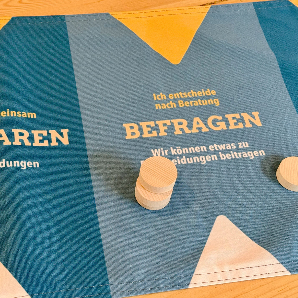 Holzsteine auf der der Delegationsskala auf dem Abschnitt "Befragen"