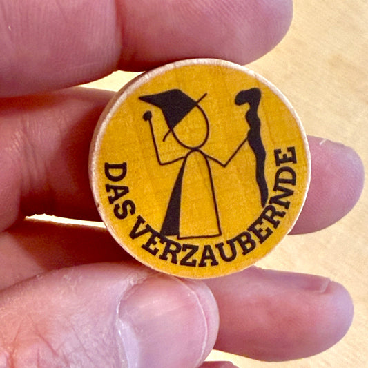 Detailaufnahme Archetypen-Holzstein von Lauf-Rat in der Hand