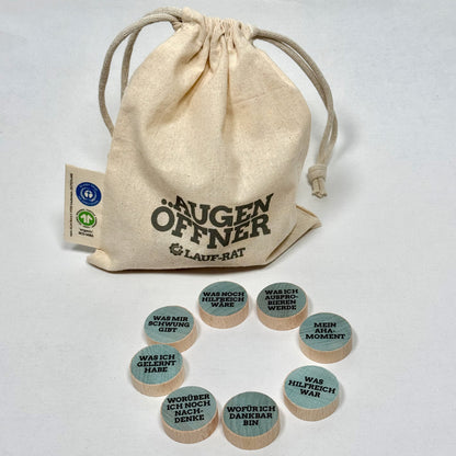 Acht Check-Out-Steine aus Holz im fairen Baumwollbeutel – Methode für kreative Abschluss- und Reflexionsrunden in Workshops und Seminaren