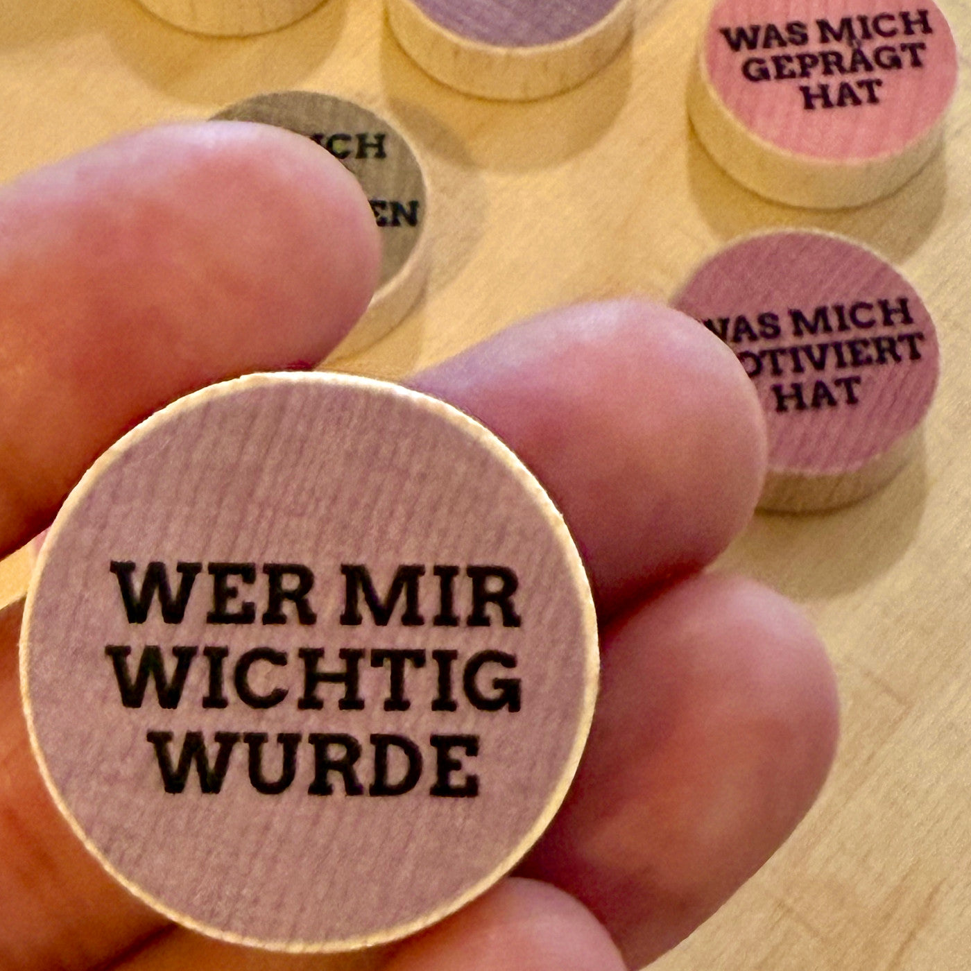 Biografie-Stein mit Impulsfrage – Detailansicht eines Holzsteins für die Biografiearbeit im Einzel-Coaching