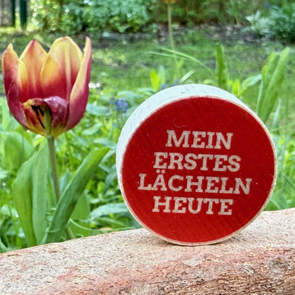 Holzstein mit Aufdruck "mein erstes Lächeln heute" für Einstiegsrunden