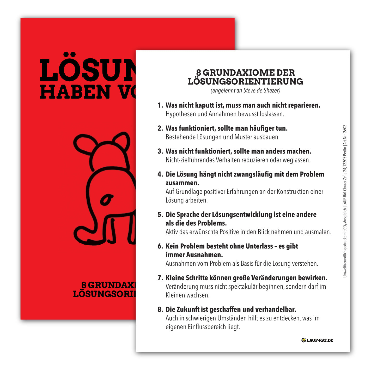 8 Grundaxiome der Lösungsorientierung nach Steve de Shazer – Rückseite der Postkarte, dahinter die Vorderseite mit Illustration