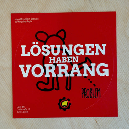 Aufkleber mit dem Spruch „Lösungen haben Vorrang“